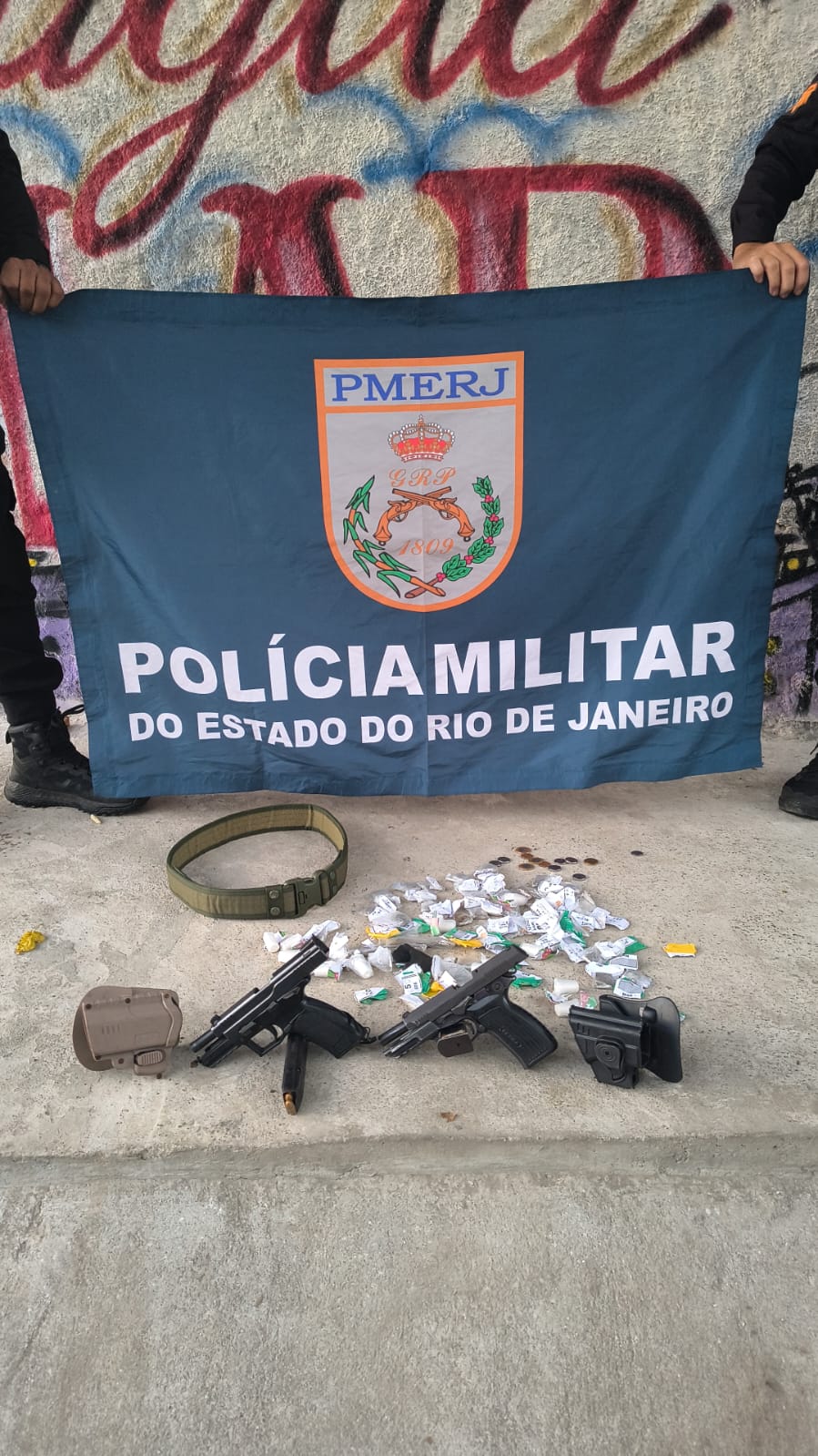 Militares do 21° BPM apreendem armas, munições e drogas em São João de Meriti